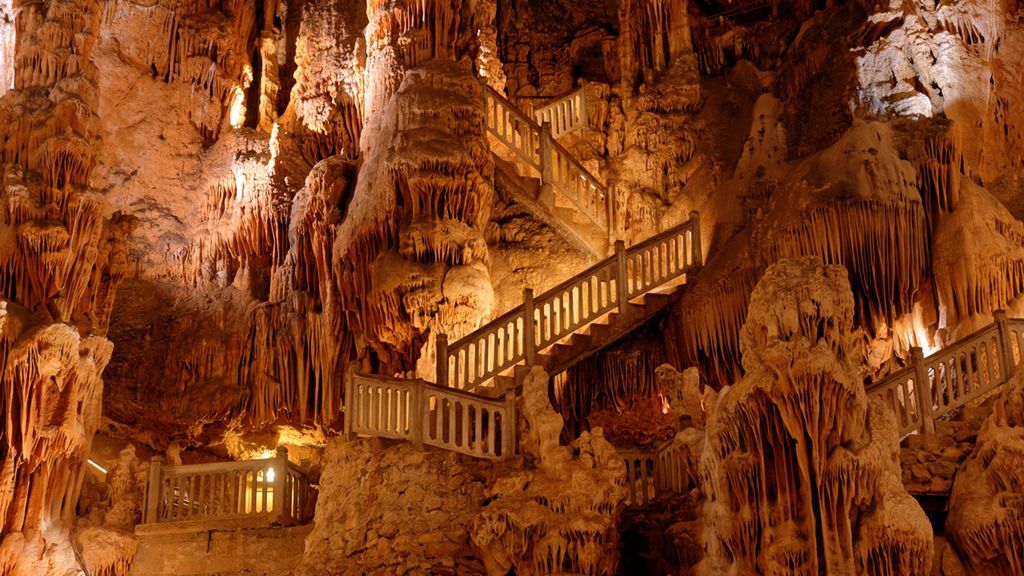 Stalaktyty i stalagmity to formacje występujące w jaskiniach