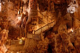 Stalaktyty i stalagmity - jak powstają, gdzie możemy je znaleźć?