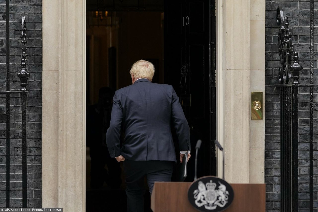 Boris Johnson wchodzi do siedziby premiera na Downing Street 10 po ogłoszeniu rezygnacji z urzędu