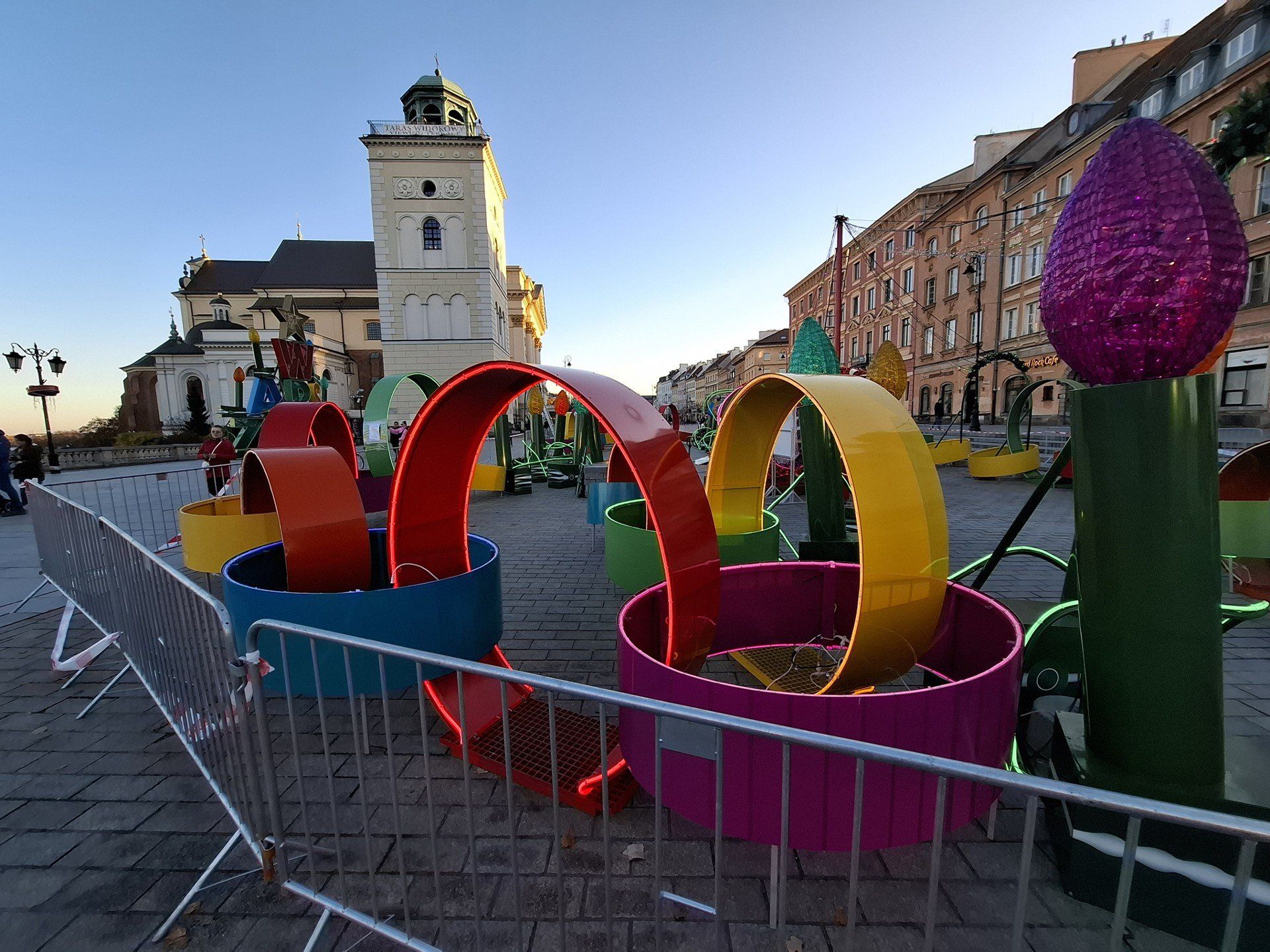 Montaż świątecznej iluminacji na Nowym Świecie w Warszawie