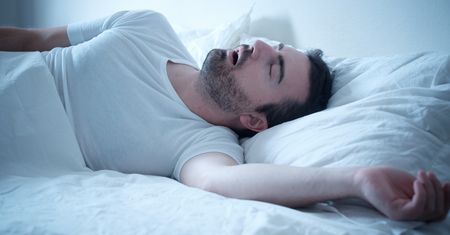 Robisz tak w nocy? Potęguje objawy groźnego raka