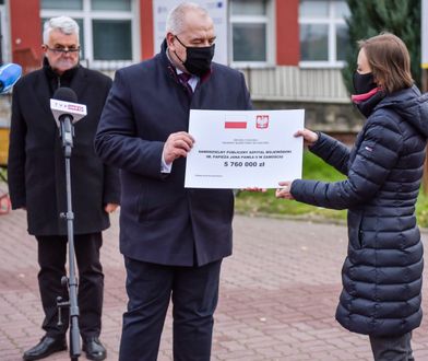 Jacek Sasin wręczył "czeki" na kilkumilionowe inwestycje