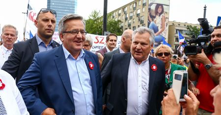 Wybory prezydenckie 2020. Byli prezydenci i premierzy wydali oświadczenie. Nie pójdą do urn
