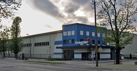 44-latek przygnieciony maszyną w ostrołęckim zakładzie. Prokuratura ujawnia makabryczne szczegóły