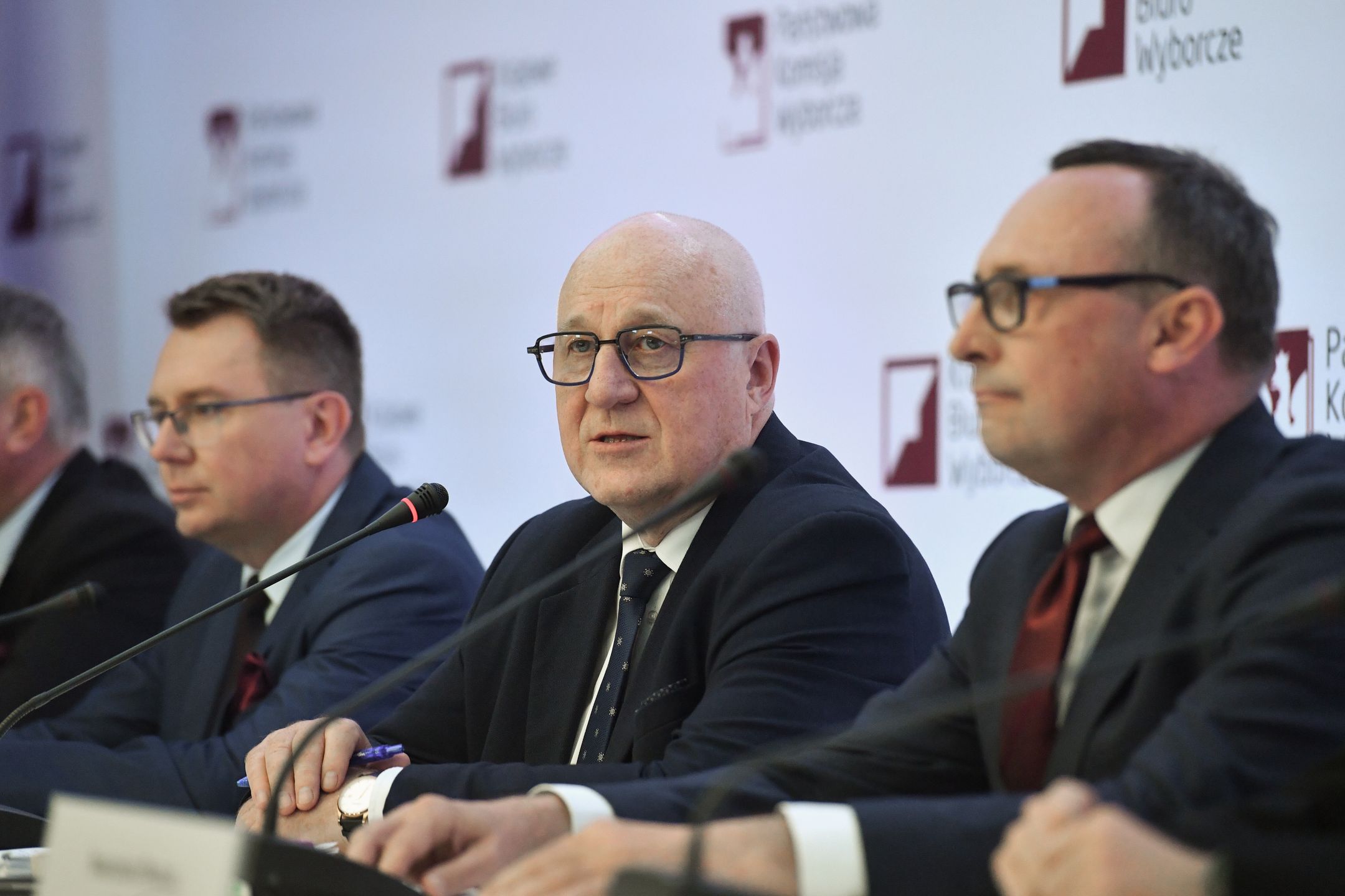 Warszawa, 01.06.2025. Wybory prezydenta RP - II tura. Od lewej: sekretarz PKW Rafał Tkacz, przewodniczący Państwowej Komisji Wyborczej Sylwester Marciniak, zastępca przewodniczącego Konrad Składowski podczas drugiejj konferencji PKW, 1 bm. w Warszawie. Konferencja dot. frekwencji, która w drugiejj turze wyborów prezydenckich na godzinę 12 wyniosła 24,83 proc. Trwa głosowanie w II turze wyborów prezydenta RP. Do jego zakończenia obowiązuje cisza wyborcza. (mr) PAP/Piotr Nowak