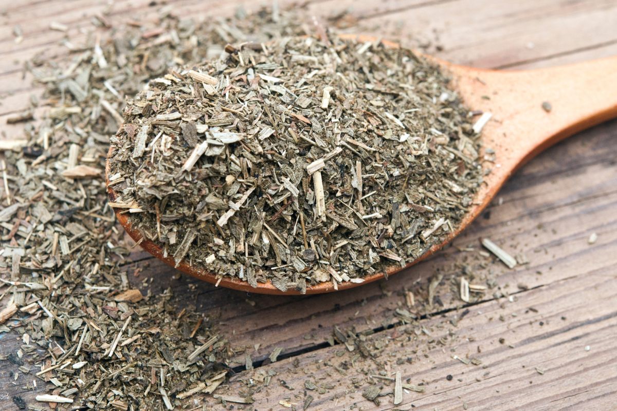 Na przejedzenie i wzdęcia pomaga lepiej niż mięta. Parzę pod przykryciem i piję po obiedzie