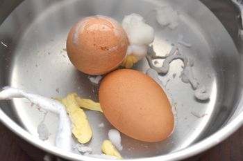 Tak należy gotować jajka. Skorupki więcej nie popękają