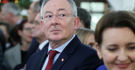 Sienkiewicz zaskoczył. Widmo bankructwa nad TVP? Ekspert wyjaśnia
