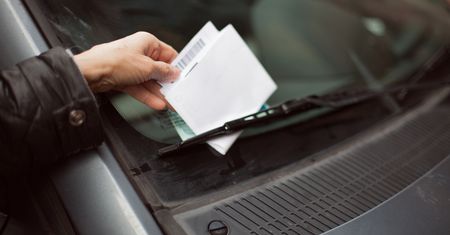 Fałszywe mandaty za wycieraczkami. NASK ostrzega przed oszustami