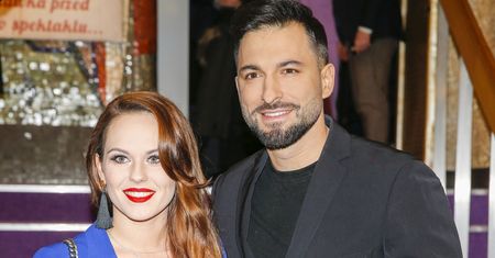 Bikini podkreśliło krągłości. Maślak z dumą pokazuje brzuszek żony