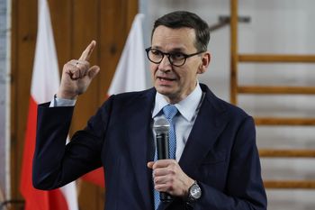 Morawiecki o cenach paliw. "Premier schował się w mysiej dziurze"