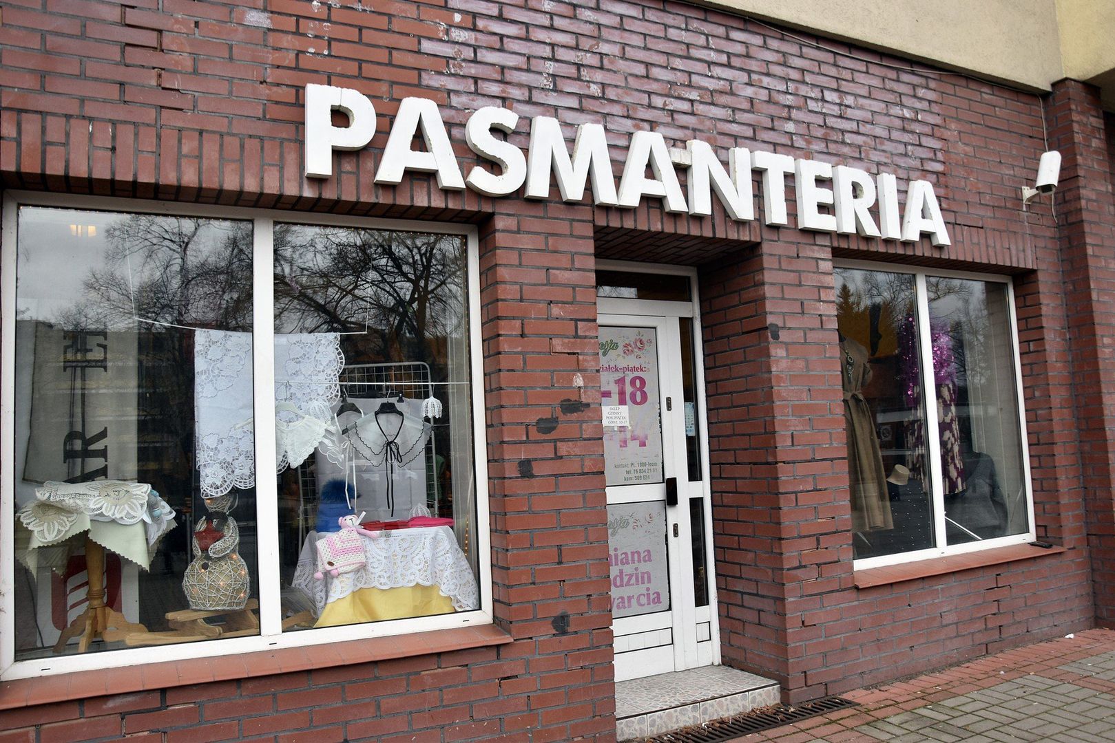 Takich sklepów jak Pasmanteria na Placu Tysiąclecia - działająca od ponad pół wieku w Głogowie -  jest już coraz mniej. Oprócz akcesoriów krawieckich w sprzedaży musi być też drobna garderoba czy galanteria, bo z samych wstążek, nici i materiałów biznes by się nie utrzymał.