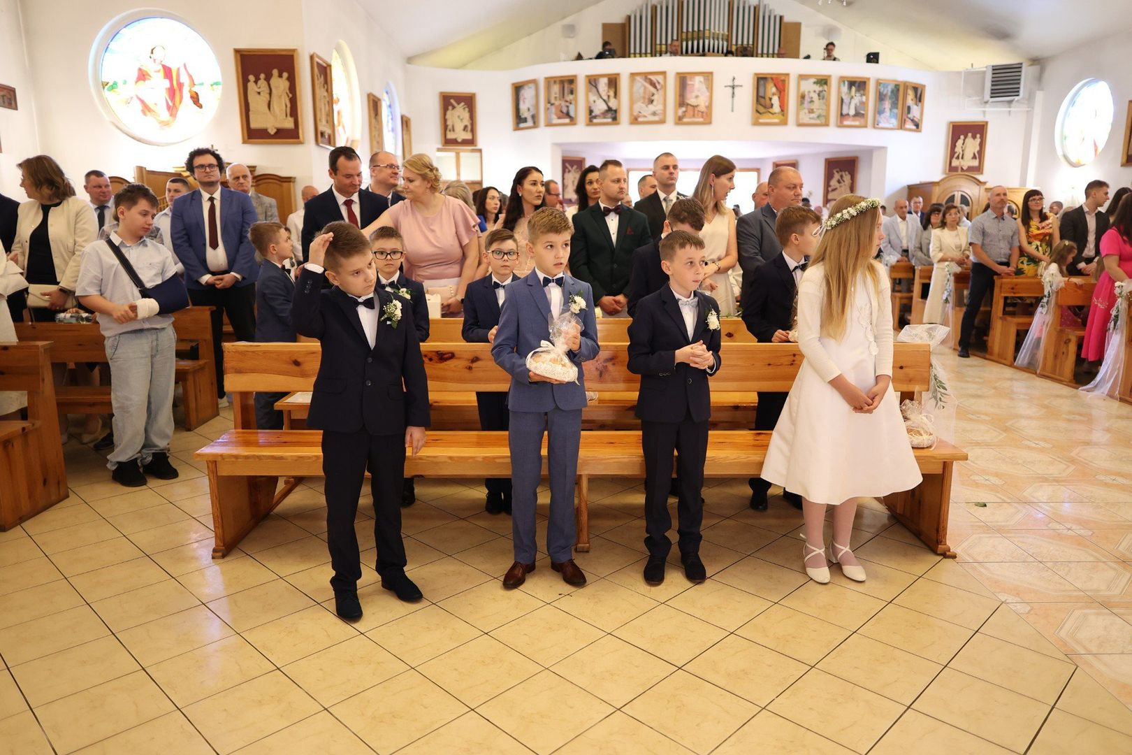 1 czerwca w parafii Św. Jadwigi Śląskiej w Częstochowie szesnaścioro dzieci przystąpiło do I Komunii Świętej