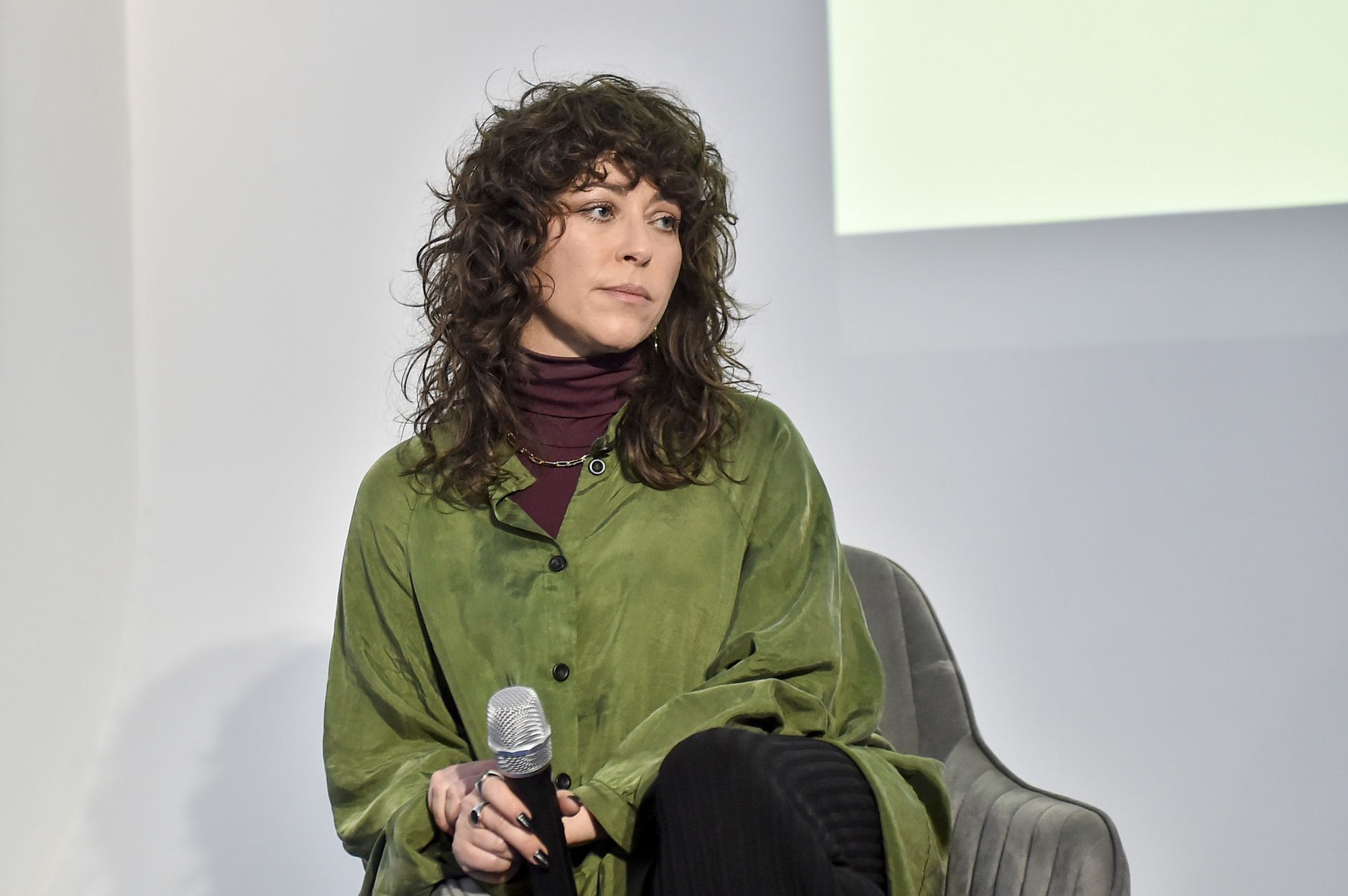 scena z: Natalia Kukulska, SK:, , fot. Niemiec/AKPAbluzka bordowa, bluzka z golfem, damskie, kurtka welurowa, kurtka zielona, mikrofon, fryzura loki, makijaż delikatny, Natalia Kukulska