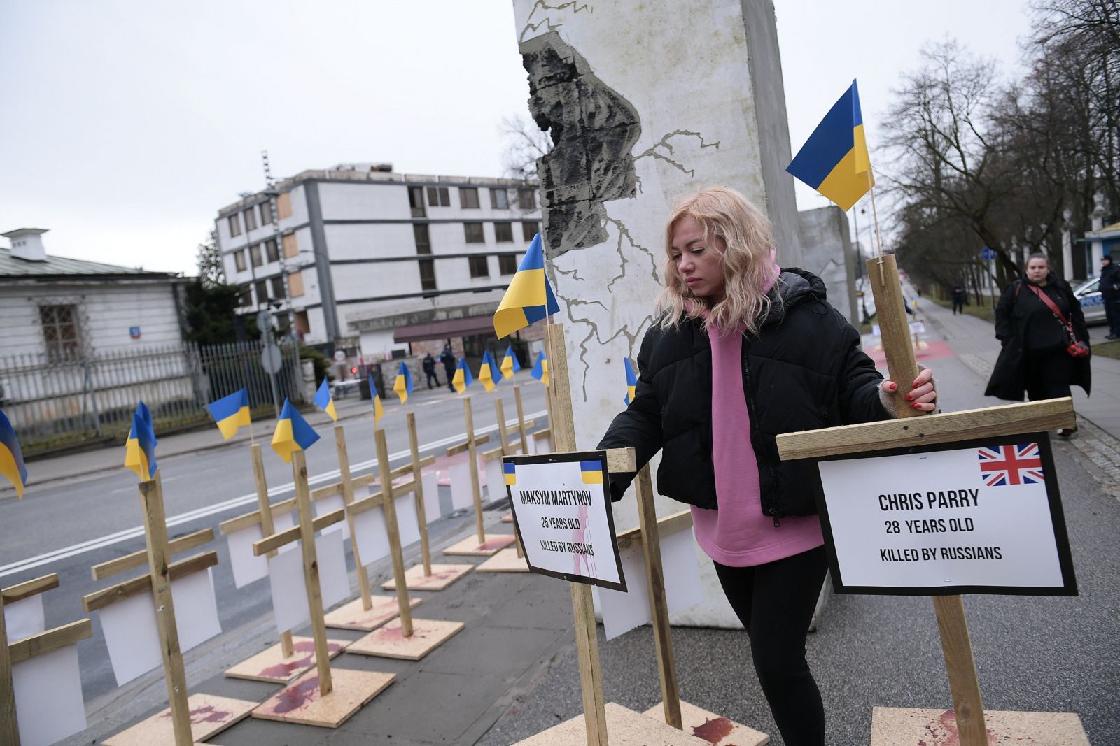 Instalacja artystyczna przed ambasadą Rosji
