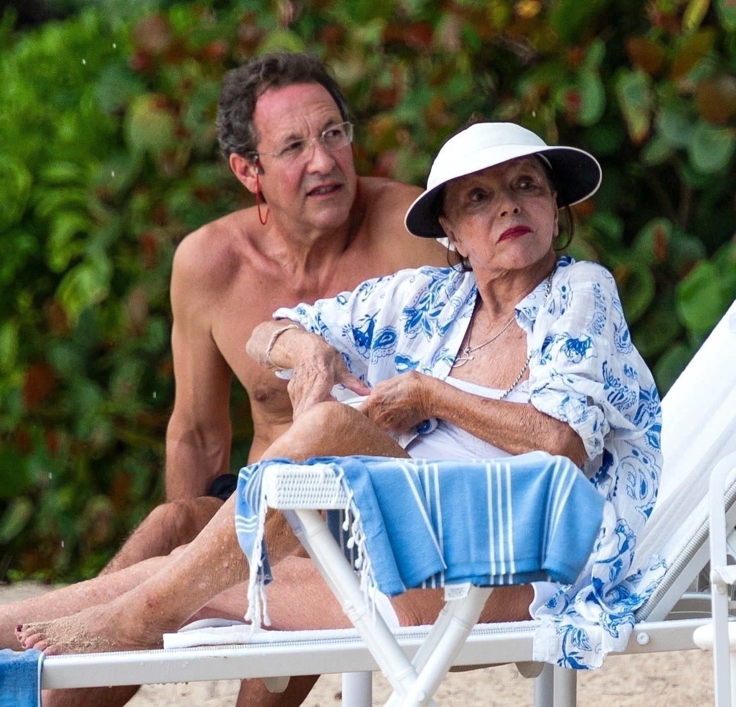Joan Collins na wakacjach z mężem