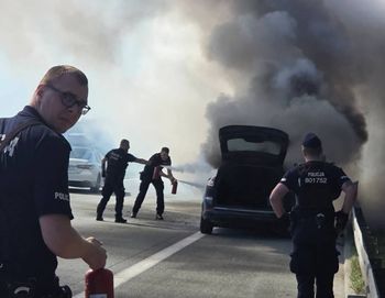 Kraków: Policjanci ugasili płonący samochód na S7