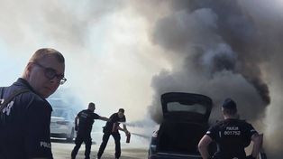 Kraków: Policjanci ugasili płonący samochód na S7