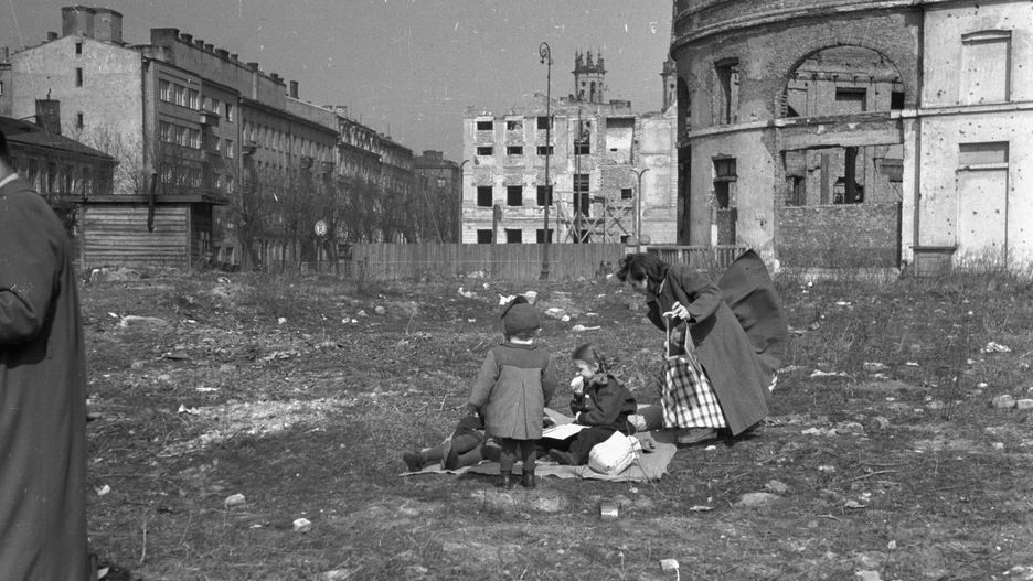 PAP
ruiny, gruzy, zniszczenia wojenne, Polna 30, cukiernia Lardellich, wojna, budynki, ulica, kobieta, odpoczynek, architektura, cukiernia, Lardelli, dzieci, piknik, jedzenie, posi�ek, kocyk