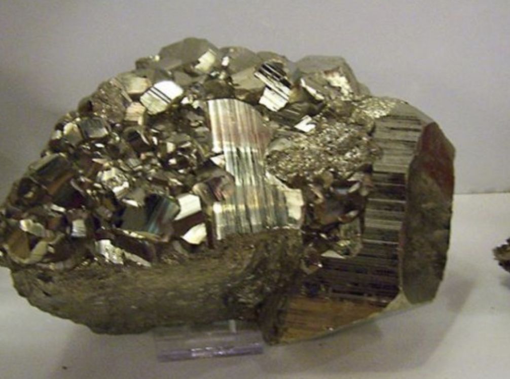 Bryłka pirytu znakomicie imituje złoto. Z tego powodu minerał zwany jest "złotem głupców". Nabrał się na to 27-latek, który okradł muzeum w Mirsku 