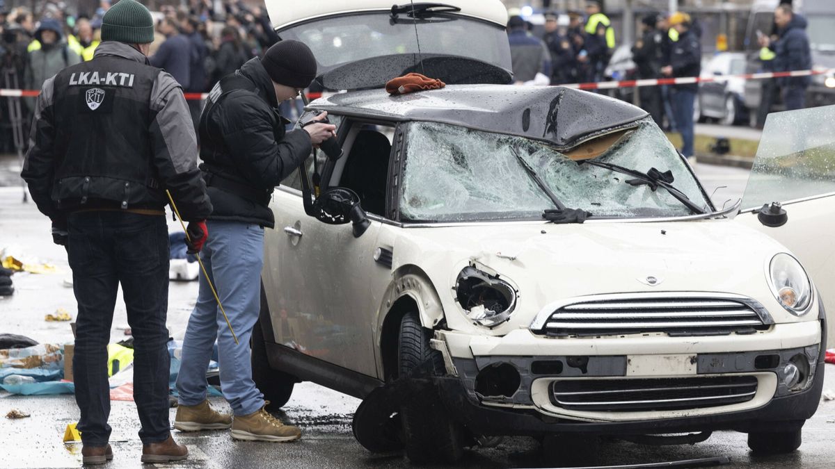 Kierowca wjecha? w t?um w Monachium
Ein Mini Cooper ist am Donnerstagvormittag 13.02.2025 bei einer Verdi-Demonstration in Muenchen in eine Menschengruppe gefahren. Der Vorfall ereignete sich im Bereich der Kreuzung zwischen Dachauer Strasse und Seidlstrasse im Innenstadtbereich unweit des Muenchner Hauptbahnhofs. Die Polizei spricht von mehreren Verletzten. Der Fahrer des Wagens, ein 24-jaehriger Asylbewerber aus Afghanistan, wurde laut Polizei festgenommen. Siehe epd-Meldung vom 13.02.2025 EDITORIAL USE ONLY *** A Mini Cooper drove into a group of people at a Verdi demonstration in Munich on Thursday morning, 13 February 2025 The incident took place near the intersection of Dachauer Strasse and Seidlstrasse in the city center, not far from Munichs main train station Pol Copyright: epd-bild/MaximilianxEberl 250213_TK_Attentat_46
IMAGO/Maximilian Eberl