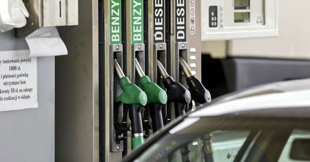 Od 16 listopada na stacjach tankujemy zimowe paliwo. Zobacz, co oferują koncerny