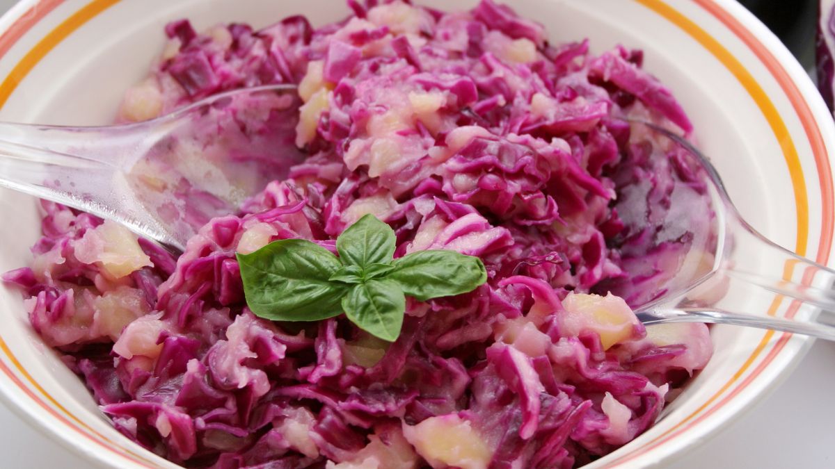 Surówka z czerwonej kapusty z jabłkiem i orzechami włoskimi