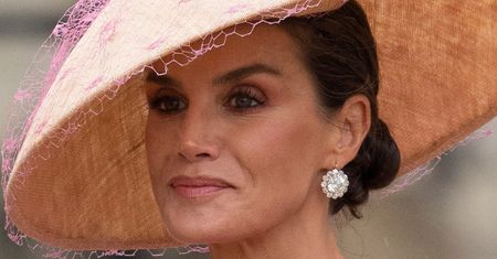Królowa Letizia przybyła na koronację Karola w oryginalnym kapeluszu. Internauci porównują go do... grzyba (ZDJĘCIA)