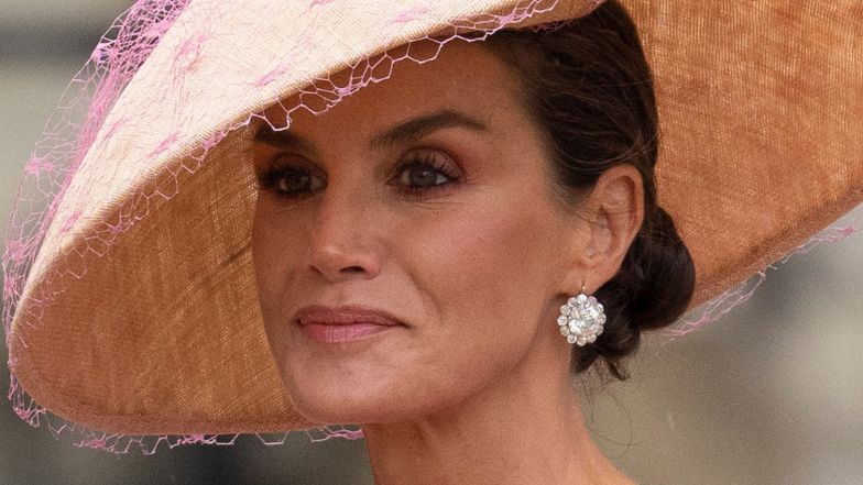 Królowa Letizia przybyła na koronację Karola w oryginalnym kapeluszu. Internauci porównują go do... grzyba (ZDJĘCIA)