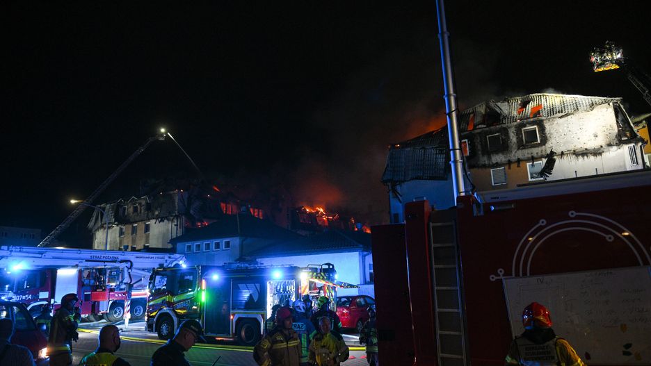 Ząbki, 04.07.2025. Pożar dachu budynku mieszkalnego na osiedlu Kopernika w podwarszawskich Ząbkach, 4 bm. W akcji gaśniczej bierze udział 26 zastępów straży pożarnej. (aldg) PAP/Marcin Obara