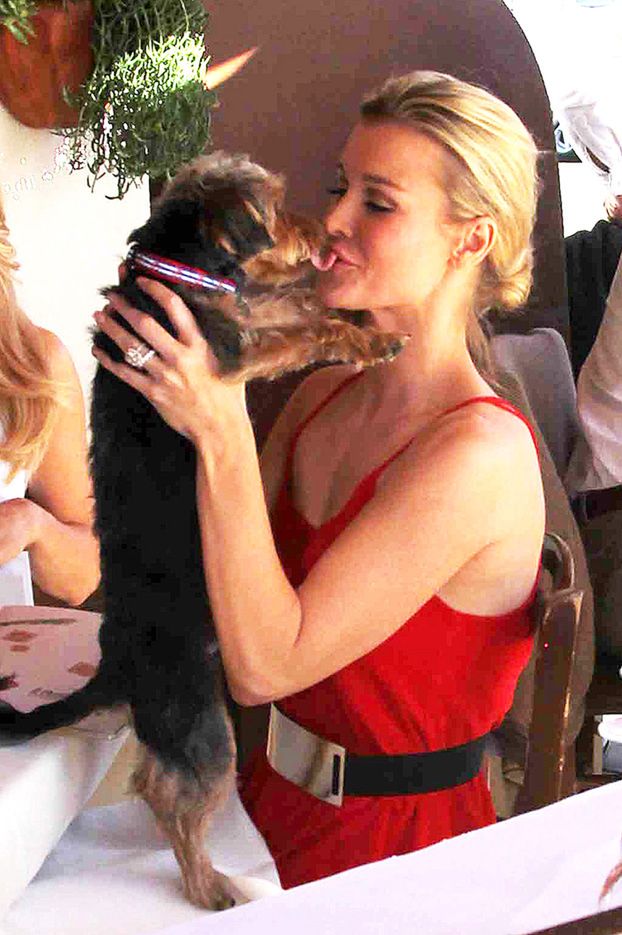 Joanna Krupa całuje psa!