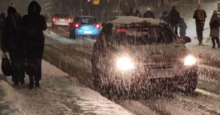 Śnieg paraliżuje Warmię i Mazury. Tysiące domów bez prądu