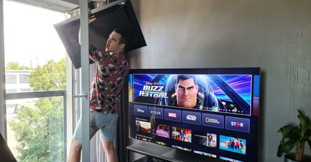 Samsung QN900B jest ostry jak brzytwa. Stary TV możesz przerobić na żyletki