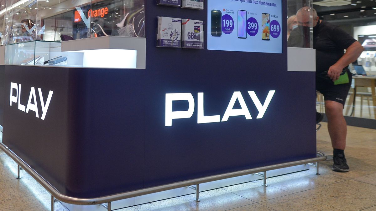 PLAY cell phone store in Krakow.ILIAD SA, a French provider of telecommunications services, placed an offer for EUR 2.2 billion worth of shares in Play Communications, a leading mobile operator in Poland with over 15 million customers and a 28&nbsp;proc. market share.On September 23, 2020, in Krakow, Poland. (Photo by Artur Widak/NurPhoto via Getty Images)