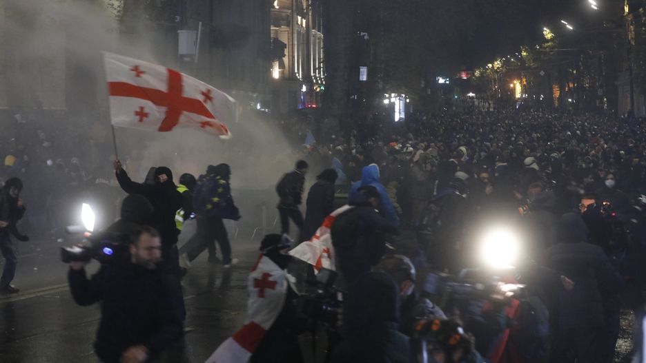 Gruzińska policja usiłuje rozpędzić demonstrantów