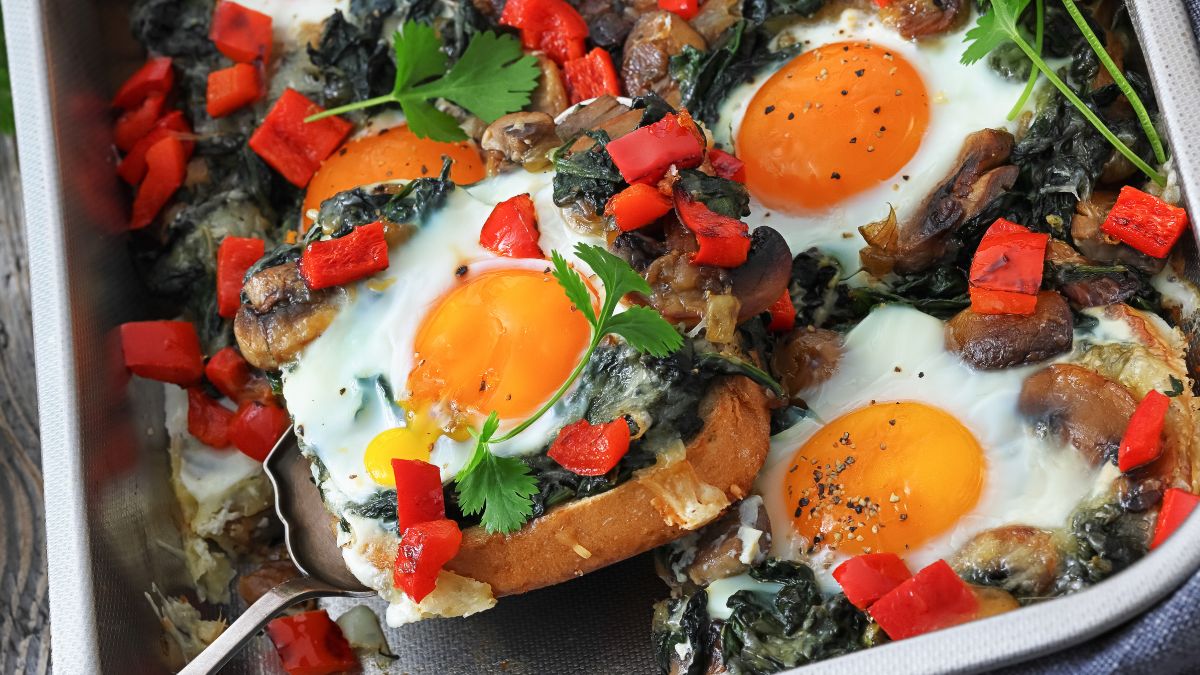 Jajka sadzone robię w piekarniku od razu na grzankach