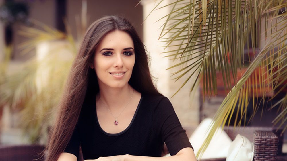 Naszyjnik z błyszczącą zawieszką podkreśli piękny dekolt