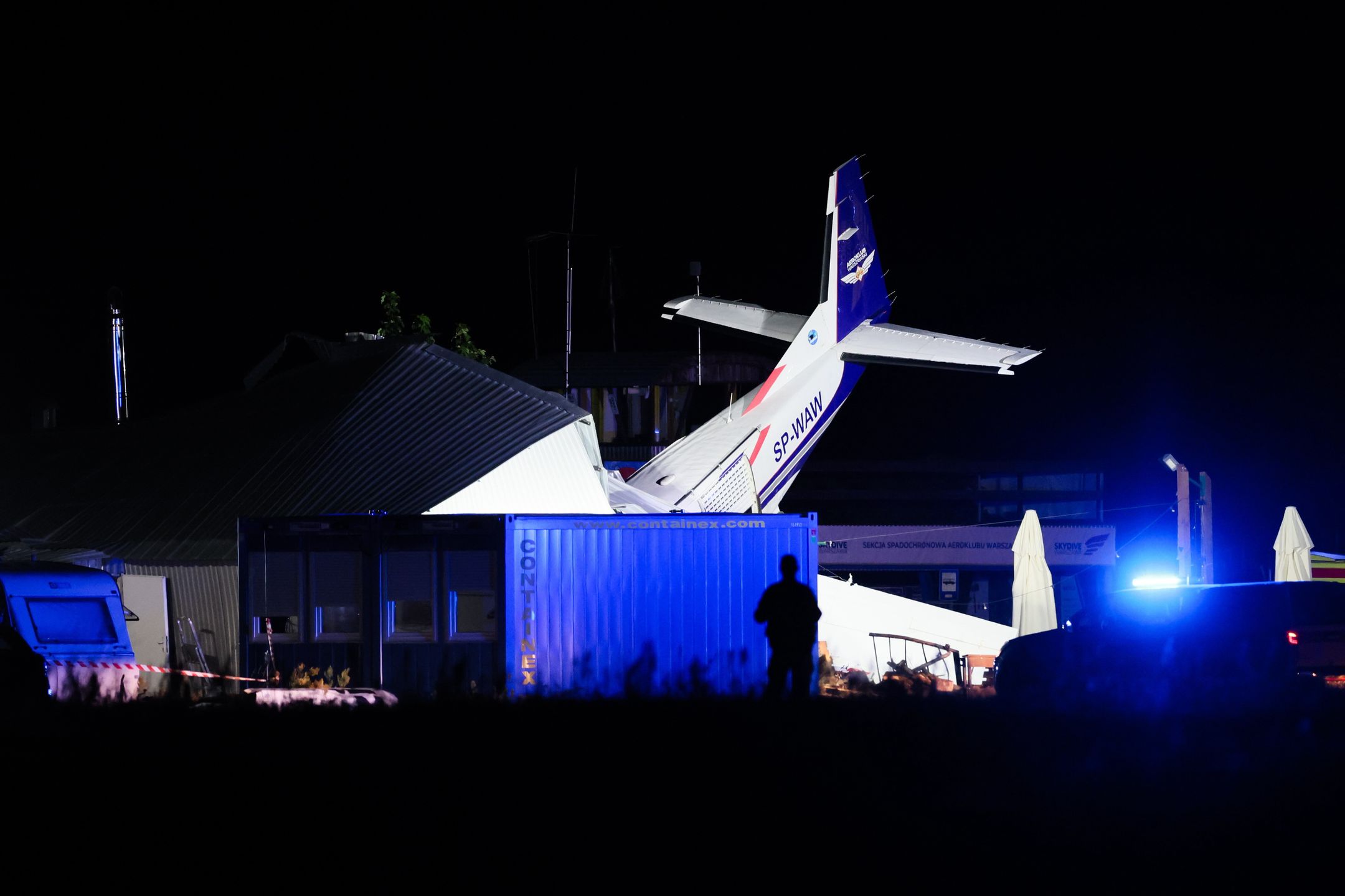 Chrcynno (pow. nowodworski), 17.07.2023. Miejsce katastrofy lotniczej w Chrcynnie, 17 bm. Samolot cessna podczas lądowania w złych warunkach atmosferycznych uderzył w hangar, w którym schroniła się grupa ludzi. Wg informacji Straży Pożarnej w katastrofie brało udział 14 osób � co najmniej pięć z nich zginęło, a osiem odniosło obrażenia. (jm) PAP/Leszek Szymański