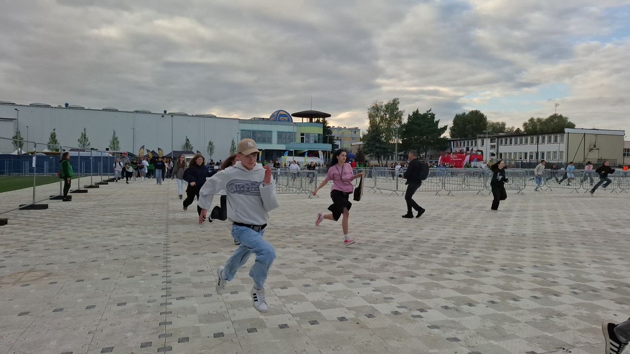 Skierniewice: Otworzono scenę koncertową Święta Kwiatów, Owoców i Warzyw. Młodzież wbiegła na stadion
