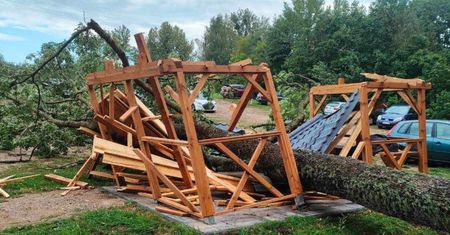 Wiata złożyła się jak domek z kart. Kobieta poważnie ranna