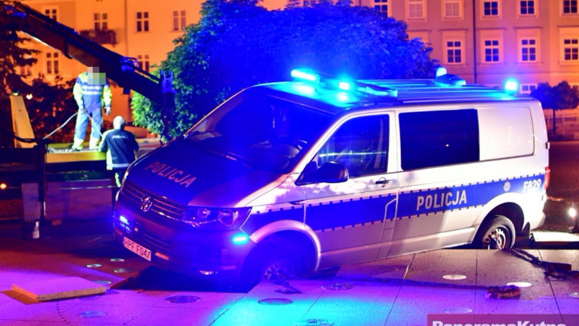 Pod radiowozem załamała się konstrukcja fontanny
