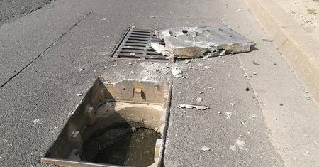 Uszkodzona pokrywa studzienki na ulicy. Po 1,5 h od zgłoszenia nikt nie przyjechał