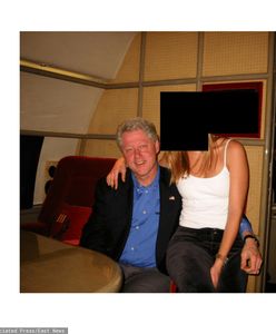 Clinton kozłem ofiarnym? Jest na zdjęciach z afery Epsteina