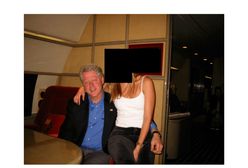 Clinton kozłem ofiarnym? Jest na zdjęciach z afery Epsteina