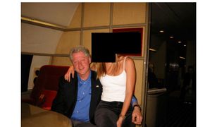 Clinton kozłem ofiarnym? Jest na zdjęciach z afery Epsteina