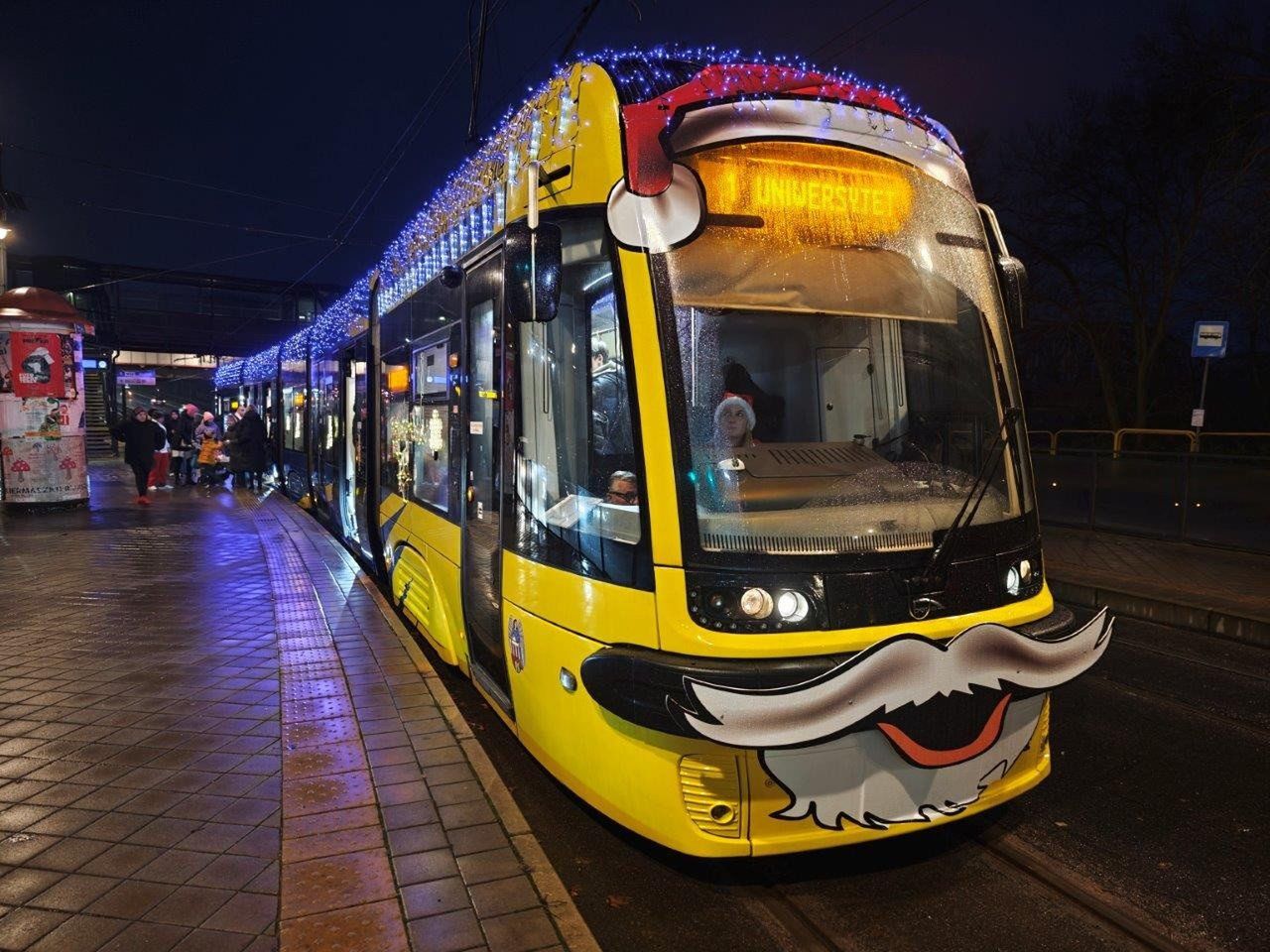Tak wyglądał świąteczny tramwaj MZK w Toruniu w ubiegłym roku. W tym roku wróci na tory już 5 grudnia, w najbliższy piątek. Ma być równie kolorowy, wesoły i smakowity. Szczegóły: w tekście.