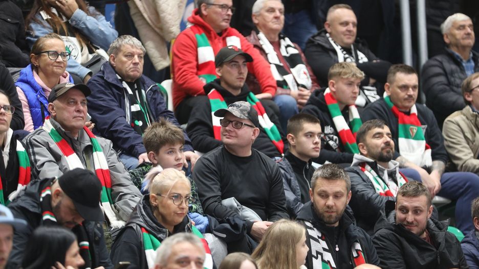 Sosnowieccy kibice tłumnie wypełniają trybuny Stadionu Zimowego na meczach Zagłębia