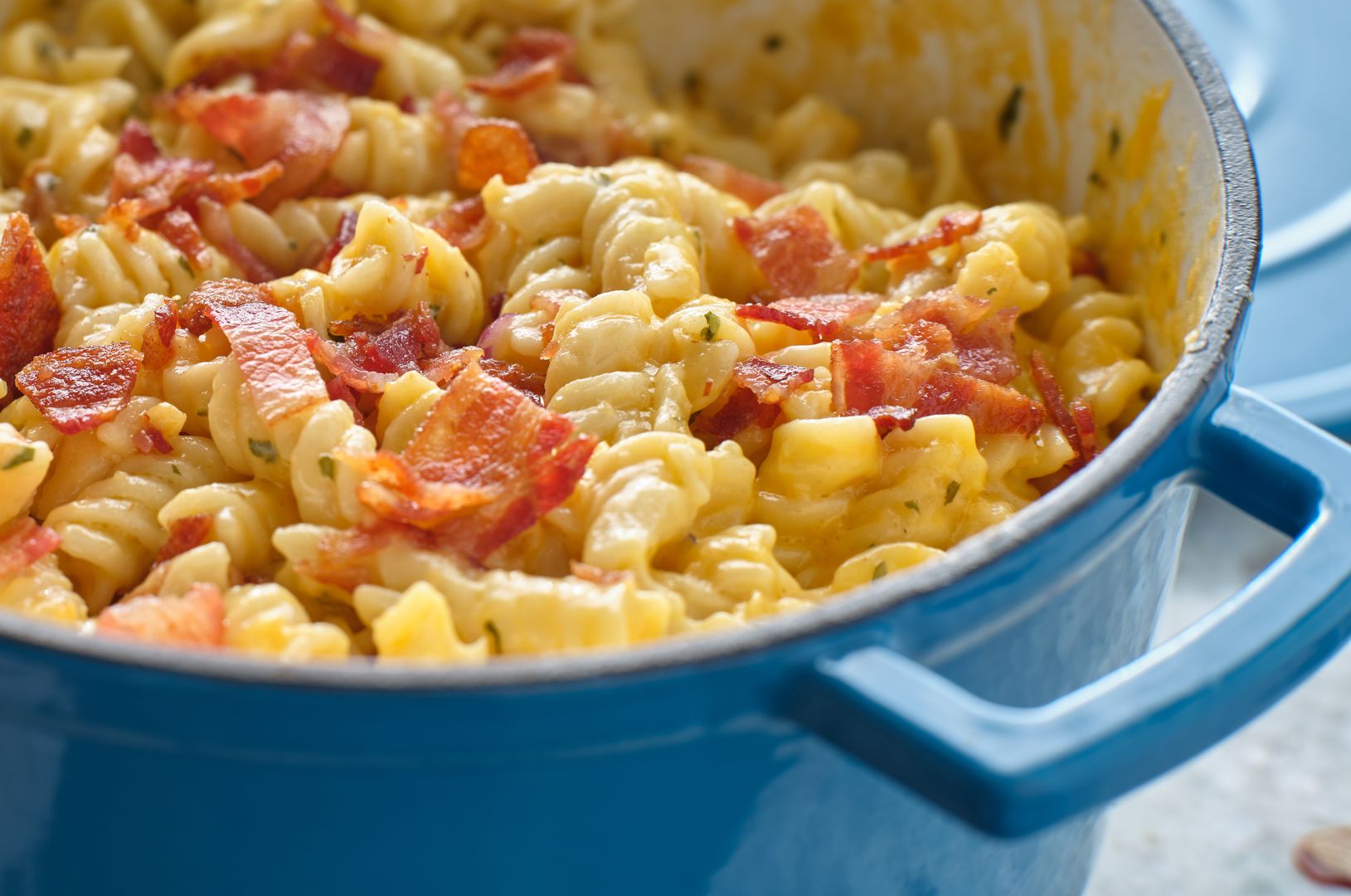 Mac and cheese z boczkiem to pyszne i sycące danie