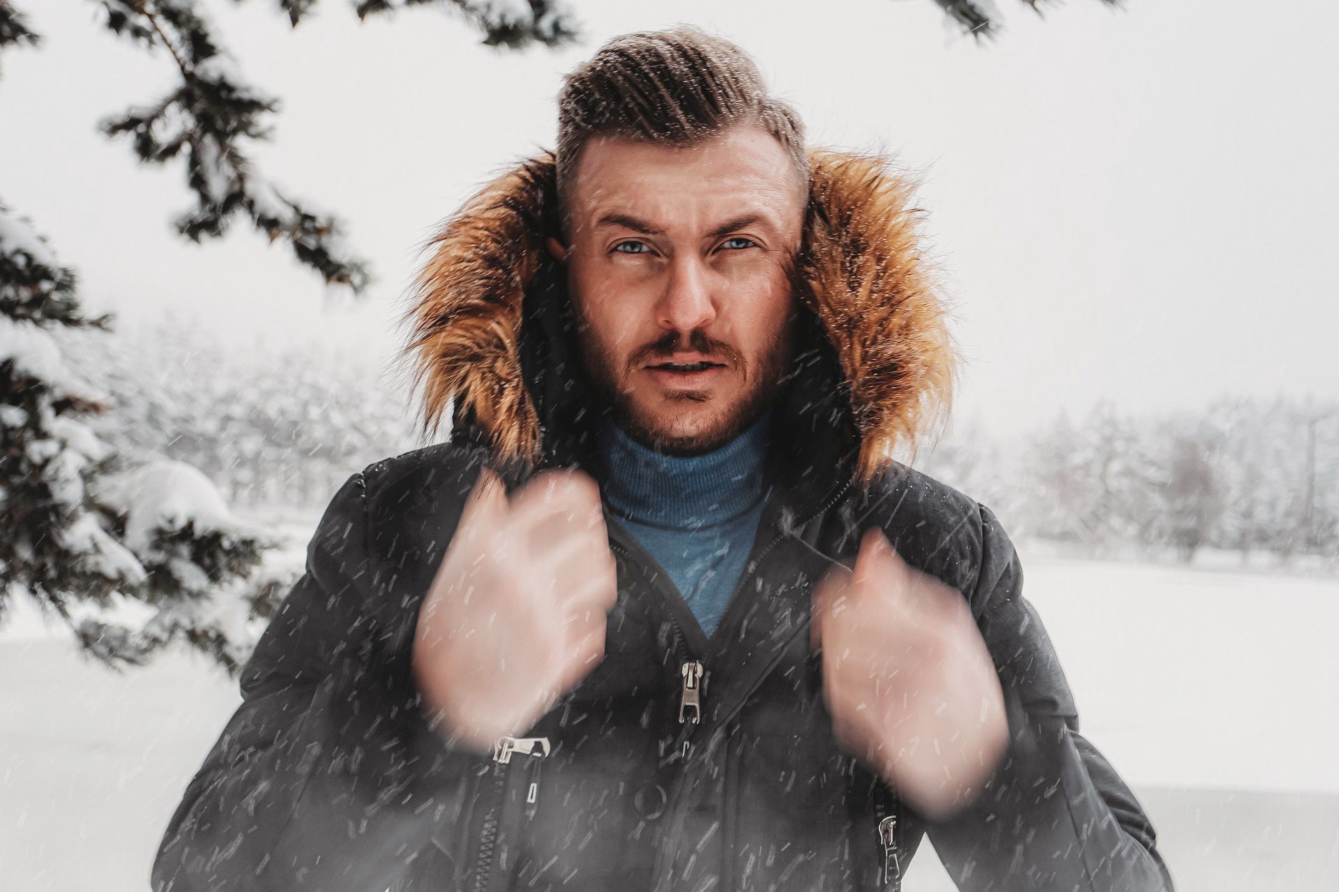 Parka z futrzanym kapturem to jeden z tegorocznych trendów