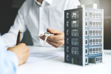 Podpisujesz taką umowę z deweloperem? Eksperci biją na alarm: możesz stracić wszystko